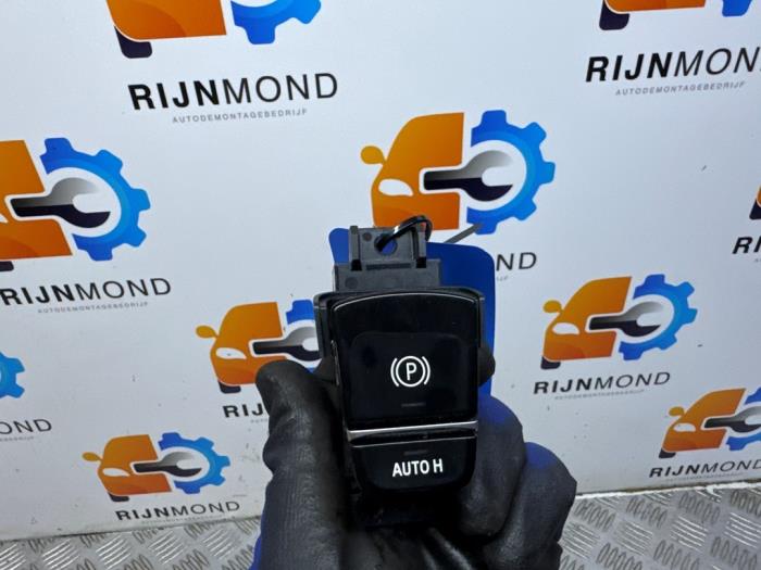 Gebruikte Schakelaar handrem BMW 5 serie (G30) 520e 2.0 Turbo 16V Prijs € 24,99 Margeregeling aangeboden door Autodemontage Rijnmond BV