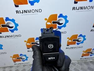 Gebruikte Schakelaar handrem BMW 5 serie (G30) 520e 2.0 Turbo 16V Prijs € 24,99 Margeregeling aangeboden door Autodemontage Rijnmond BV