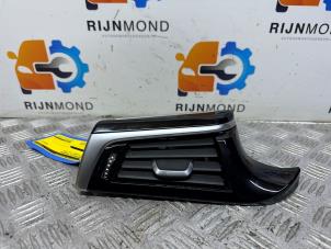Gebruikte Luchtrooster Dashboard BMW 5 serie (G30) 520e 2.0 Turbo 16V Prijs € 19,99 Margeregeling aangeboden door Autodemontage Rijnmond BV