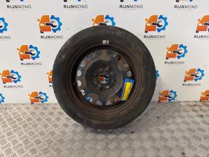 Gebruikte Velg + Band Peugeot 107 1.0 12V Prijs op aanvraag aangeboden door Autodemontage Rijnmond BV