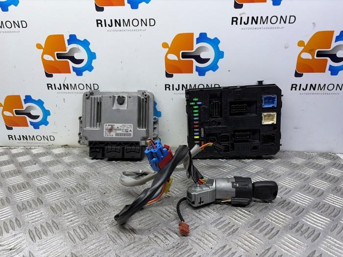 Gebruikte Kontaktslot + computer Citroen C4 Grand Picasso (UA) 1.6 16V THP 155 Prijs op aanvraag aangeboden door Autodemontage Rijnmond BV