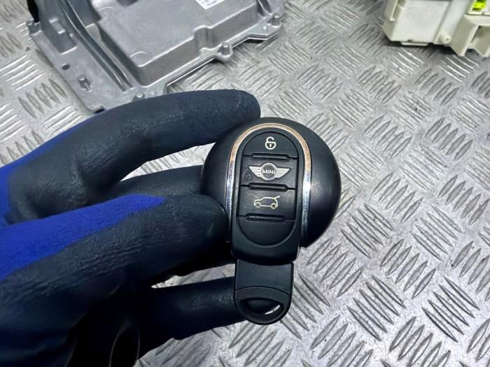Gebruikte Kontaktslot + computer Mini Mini (F55) 1.5 12V Cooper Prijs op aanvraag aangeboden door Autodemontage Rijnmond BV