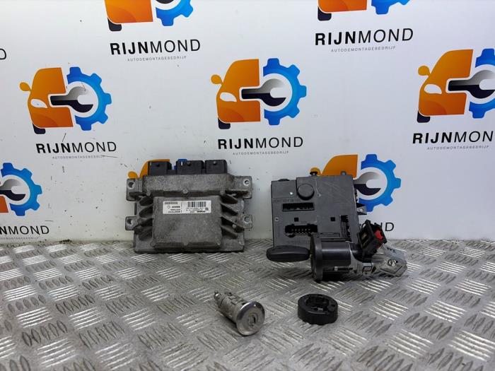 Gebruikte Kontaktslot + computer Renault Twingo II (CN) 1.2 Prijs € 99,99 Margeregeling aangeboden door Autodemontage Rijnmond BV