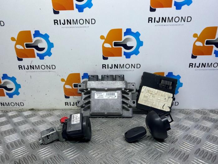 Gebruikte Kontaktslot + computer Renault Twingo II (CN) 1.2 16V Prijs op aanvraag aangeboden door Autodemontage Rijnmond BV