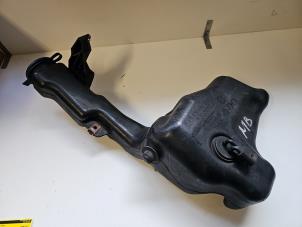Gebruikte Ruitensproeiertank voor Mercedes C (W204) 1.6 C-180K 16V BlueEfficiency Prijs € 22,00 Margeregeling aangeboden door Autodemontage VDW