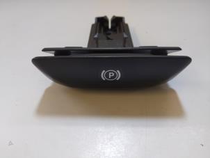 Gebruikte Handrem schakelaar Mercedes C (W204) 1.6 C-180K 16V BlueEfficiency Prijs € 18,00 Margeregeling aangeboden door Autodemontage VDW