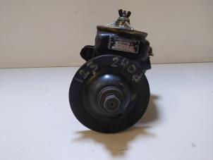 Gebruikte Pomp Servo Mercedes 200-300D (W123) 200 D Prijs € 112,00 Margeregeling aangeboden door Autodemontage VDW