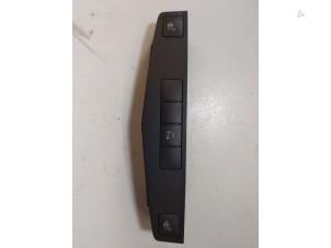 Gebruikte Schakelaar Stoelverwarming Mercedes C (W204) 1.6 C-180K 16V BlueEfficiency Prijs € 30,00 Margeregeling aangeboden door Autodemontage VDW