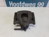 Peugeot 107 1.0 12V Remklauw (Tang) links-voor