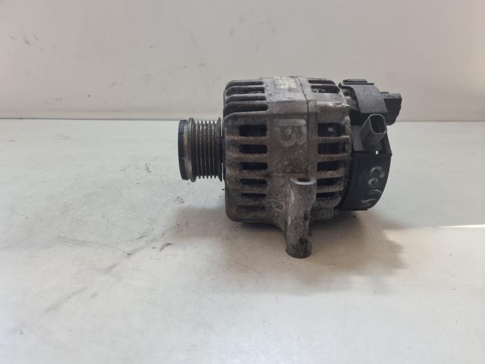 Dynamo van een Opel Corsa D 1.3 CDTi 16V ecoFLEX 2011