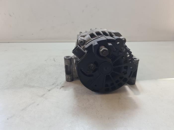Dynamo van een Opel Corsa D 1.3 CDTi 16V ecoFLEX 2011