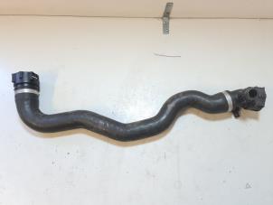 Gebruikte Koelwaterslang BMW 1 serie (F20) 116d 2.0 16V Prijs € 22,00 Margeregeling aangeboden door Autodemontage VDW