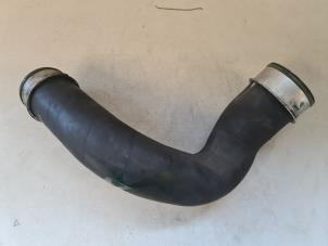 Gebruikte Intercooler Slang Volkswagen Transporter T5 2.5 TDi 4Motion Prijs € 18,00 Margeregeling aangeboden door Autodemontage VDW