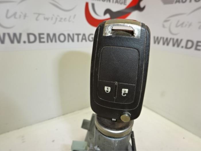 Sleutel+Contactslot van een Opel Zafira Tourer (P12) 2.0 CDTI 16V 170 Ecotec 2015