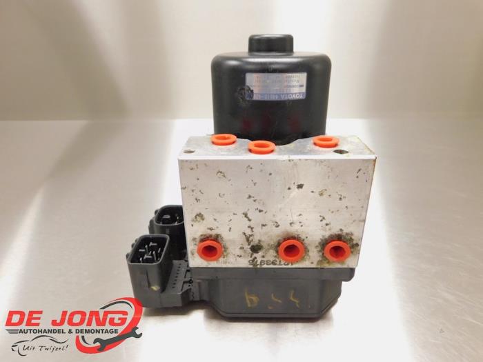 Gebruikte ABS Pomp Toyota RAV4 (A1) 2.0i,SR 16V 4x4 Prijs € 52,45 Margeregeling aangeboden door Autodemontagebedrijf de Jong