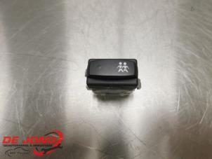Gebruikte Schakelaar Centr. Deurvergrendeling Renault Espace (JK) 3.0 dCi V6 24V Grand Espace Kat. Prijs € 7,99 Margeregeling aangeboden door Autodemontagebedrijf de Jong