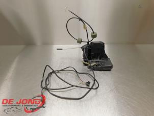 Gebruikte Portierslot Mechaniek 2deurs rechts Mercedes SLK (R171) 3.0 280 V6 24V Prijs € 79,99 Margeregeling aangeboden door Autodemontagebedrijf de Jong