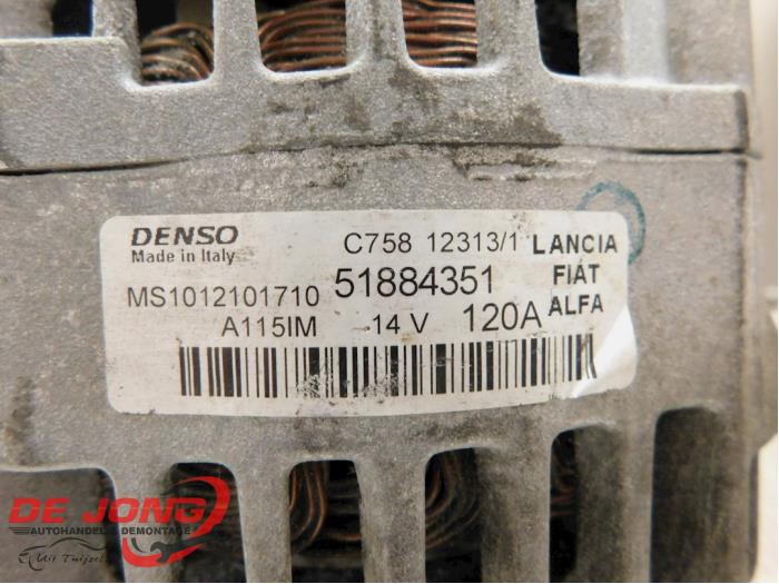 Dynamo van een Fiat 500L 2013