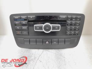 Gebruikte Radio CD Speler Mercedes A (W176) 1.6 A-180 16V Prijs € 244,95 Margeregeling aangeboden door Autodemontagebedrijf de Jong