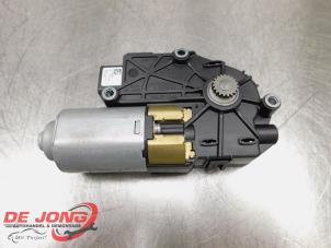 Gebruikte Schuifdak Motor Mercedes ML III (166) 3.0 ML-350 BlueTEC V6 24V 4-Matic Prijs € 74,90 Margeregeling aangeboden door Autodemontagebedrijf de Jong