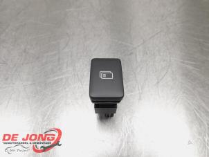 Gebruikte Schakelaar Mitsubishi Outlander (GF/GG) 2.0 16V PHEV 4x4 Prijs € 19,99 Margeregeling aangeboden door Autodemontagebedrijf de Jong