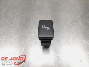 Gebruikte Schakelaar Mitsubishi Outlander (GF/GG) 2.0 16V PHEV 4x4 Prijs € 19,99 Margeregeling aangeboden door Autodemontagebedrijf de Jong