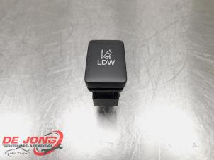 Gebruikte Schakelaar Mitsubishi Outlander (GF/GG) 2.0 16V PHEV 4x4 Prijs € 25,00 Margeregeling aangeboden door Autodemontagebedrijf de Jong