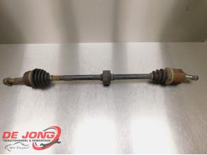 Gebruikte Aandrijfas rechts-voor Nissan Almera Tino (V10M) 1.8 16V Prijs € 29,99 Margeregeling aangeboden door Autodemontagebedrijf de Jong