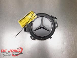 Gebruikte Handgreep Achterklep Mercedes CLA (118.3) Prijs € 59,95 Margeregeling aangeboden door Autodemontagebedrijf de Jong