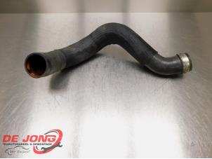 Intercooler Slang van een Chrysler 300 C Touring 3.0 CRD 24V 2006