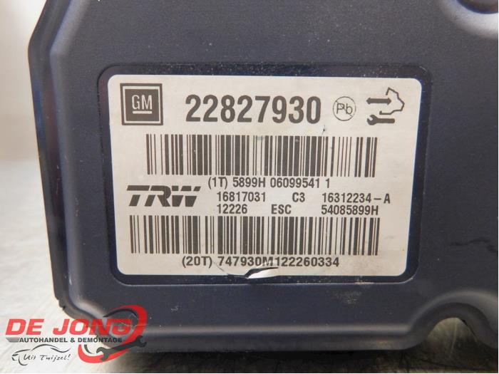 ABS Pomp van een Opel Insignia 2.8 V6 Turbo 24V 4x4 Ecotec 2012