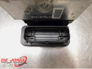 ABS Pomp van een Opel Insignia 2.8 V6 Turbo 24V 4x4 Ecotec 2012