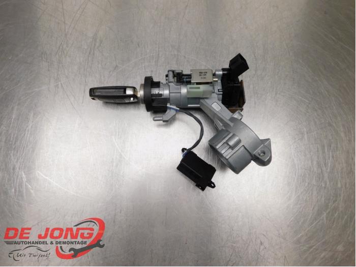 Kontaktslot+Sleutel van een Opel Zafira Tourer (P12) 2.0 CDTI 16V 165 Ecotec 2014