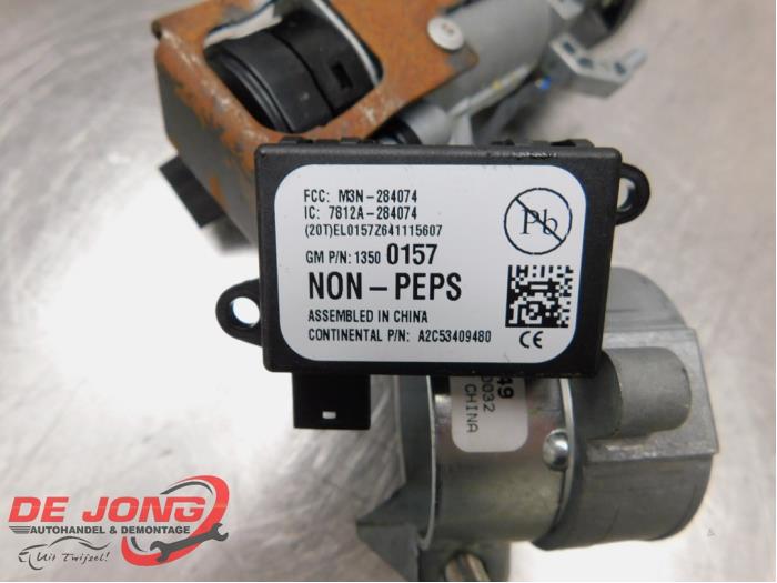 Kontaktslot+Sleutel van een Opel Zafira Tourer (P12) 2.0 CDTI 16V 165 Ecotec 2014