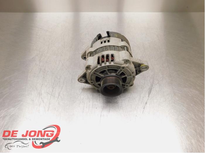 Dynamo van een Daewoo Lacetti (KLAN) 1.6 16V 2005
