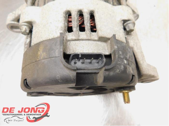 Dynamo van een Daewoo Lacetti (KLAN) 1.6 16V 2005