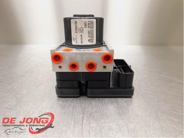 Gebruikte ABS Pomp Fiat Doblo (263) 1.6 D Multijet Prijs € 24,97 Inclusief btw aangeboden door Autodemontagebedrijf de Jong