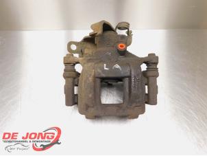 Gebruikte Remklauw (Tang) links-achter Ford Transit Custom 2.2 TDCi 16V FWD Prijs € 48,39 Inclusief btw aangeboden door Autodemontagebedrijf de Jong