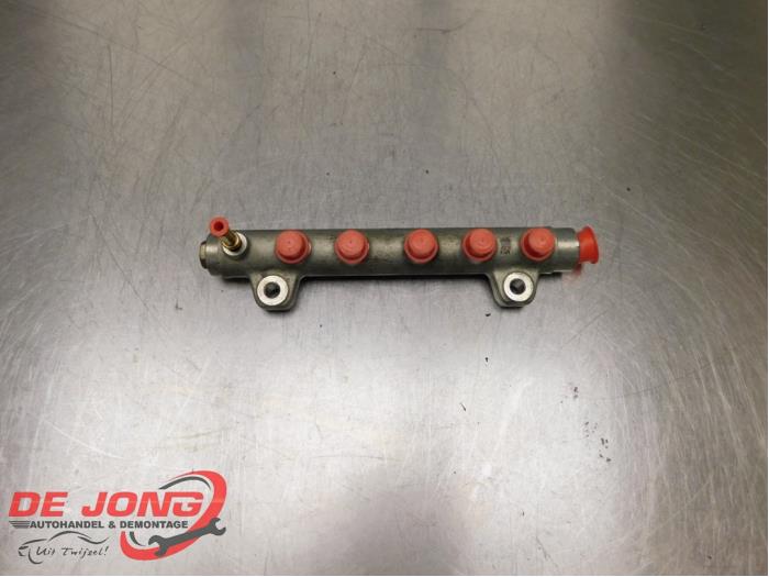 Gebruikte Injector brug Opel Vivaro 2.5 DTI 16V Prijs € 24,99 Margeregeling aangeboden door Autodemontagebedrijf de Jong