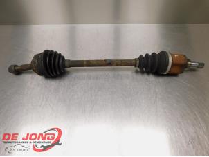 Gebruikte Aandrijfas links-voor Peugeot 207/207+ (WA/WC/WM) 1.4 Prijs € 9,99 Margeregeling aangeboden door Autodemontagebedrijf de Jong