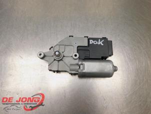 Gebruikte Schuifdak Motor Chrysler Voyager/Grand Voyager (RT) 2.8 CRD 16V Grand Voyager Prijs € 100,00 Margeregeling aangeboden door Autodemontagebedrijf de Jong