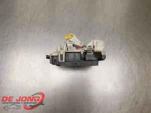 Gebruikte Deurslot Mechaniek 4Deurs rechts-voor Chrysler Voyager/Grand Voyager (RT) 2.8 CRD 16V Grand Voyager Prijs € 50,00 Margeregeling aangeboden door Autodemontagebedrijf de Jong