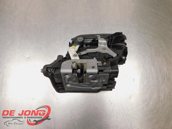 Deurslot Mechaniek 4Deurs links-voor van een BMW 2 serie Gran Tourer (F46) 218i 1.5 TwinPower Turbo 12V 2016