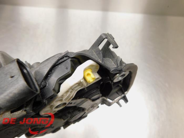 Deurslot Mechaniek 4Deurs links-voor van een BMW 2 serie Gran Tourer (F46) 218i 1.5 TwinPower Turbo 12V 2016