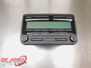 Gebruikte Radio CD Speler Volkswagen Golf Plus (5M1/1KP) 1.6 TDI 16V 105 Prijs € 23,99 Margeregeling aangeboden door Autodemontagebedrijf de Jong