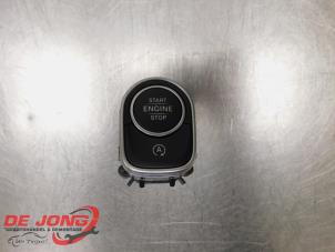 Gebruikte Start/Stop schakelaar Mercedes A (177.0) 1.3 A-180 Turbo 16V Prijs € 9,99 Margeregeling aangeboden door Autodemontagebedrijf de Jong