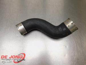 Gebruikte Intercooler Slang Mercedes E (W212) E-200 CDI 16V BlueEfficiency,BlueTEC Prijs € 18,00 Margeregeling aangeboden door Autodemontagebedrijf de Jong