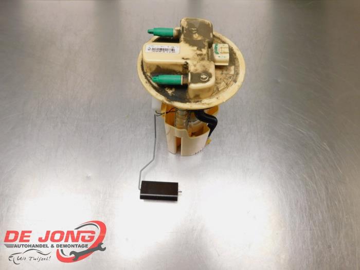 Gebruikte Tank element Pomp Renault Clio IV Estate/Grandtour (7R) 1.5 Energy dCi 75 FAP Prijs € 44,99 Margeregeling aangeboden door Autodemontagebedrijf de Jong