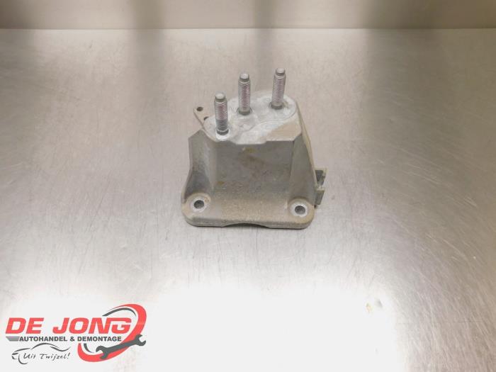 Gebruikte Versnellingsbak Steun Ford EcoSport (JK8) 1.0 EcoBoost 12V 125 Prijs € 25,00 Margeregeling aangeboden door Autodemontagebedrijf de Jong