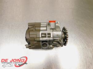 Gebruikte Oliepomp Mercedes E (W213) E-200d 2.0 Turbo 16V Prijs € 125,00 Margeregeling aangeboden door Autodemontagebedrijf de Jong